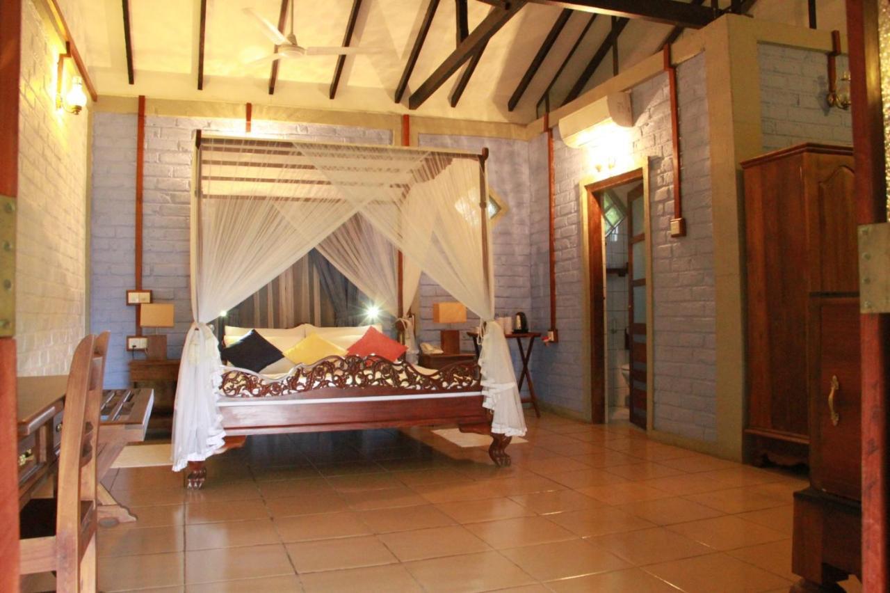 Lake Serenity Resort & Spa Kuruwita Buitenkant foto